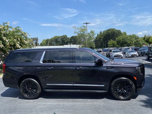 Used 2023 GMC Yukon XL SLT w/ SLT Premium Package AWD/4WD image 9