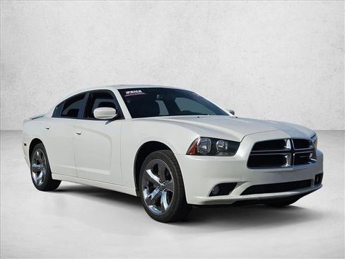 Used 2014 Dodge Charger SXT Plus image 3