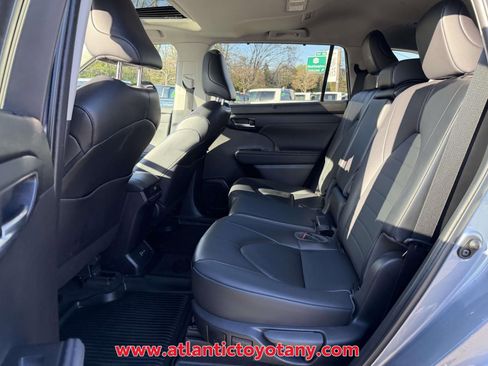 Used 2023 Toyota Highlander XLE AWD/4WD image 19