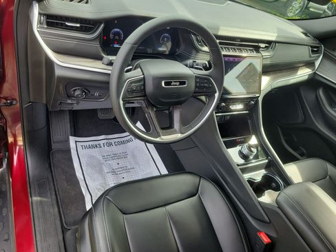 Used 2025 Jeep Grand Cherokee Limited RWD image 12