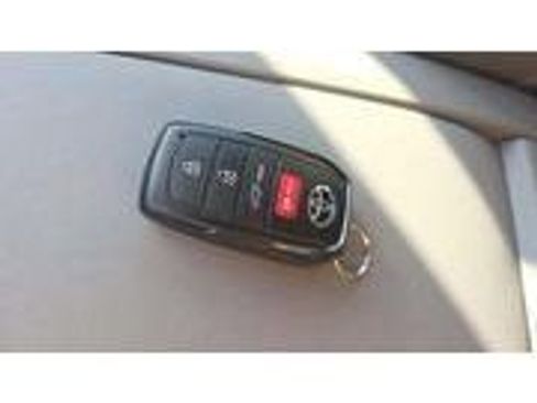 Used 2024 Toyota Highlander XLE image 19