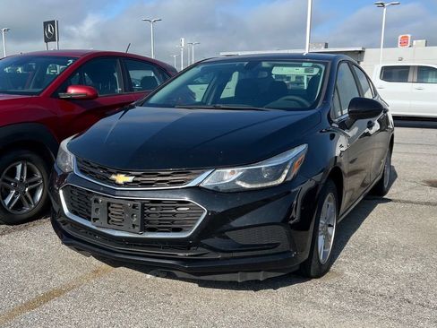 Used 2017 Chevrolet Cruze LT FWD image 3