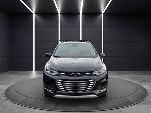 Used 2018 Chevrolet Trax LT w/ Sun & Sound Package FWD image 2