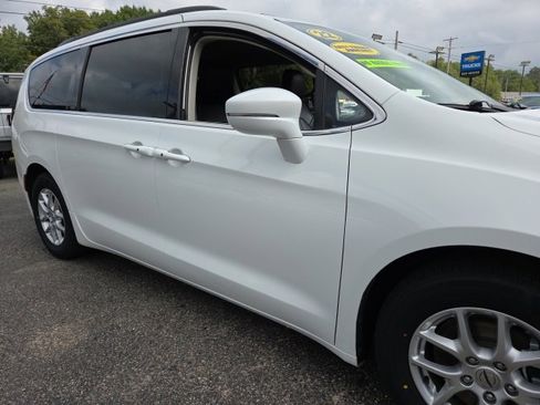 Used 2022 Chrysler Pacifica Touring-L image 25