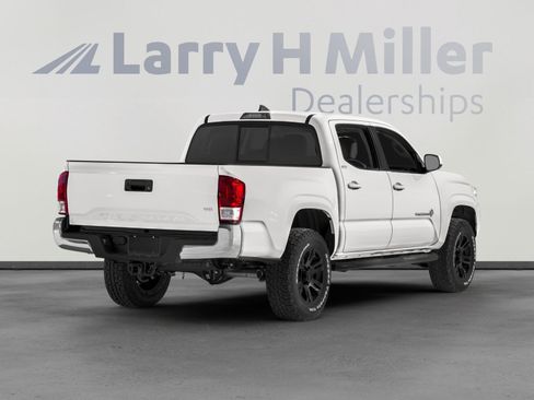 Used 2017 Toyota Tacoma TRD Off-Road image 2