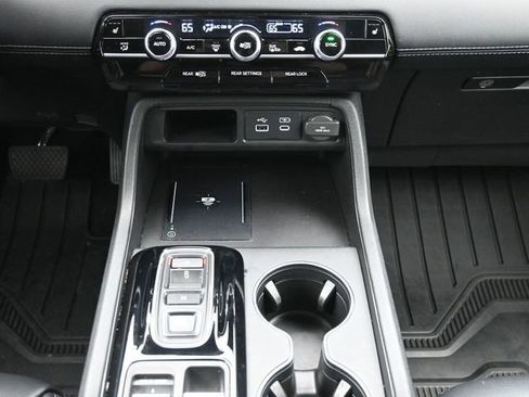 Used 2025 Honda Pilot EX-L image 24