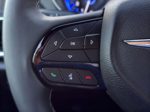 Used 2025 Chrysler Pacifica Limited FWD image 19