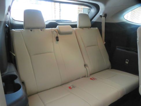Used 2021 Toyota Highlander XLE FWD image 25
