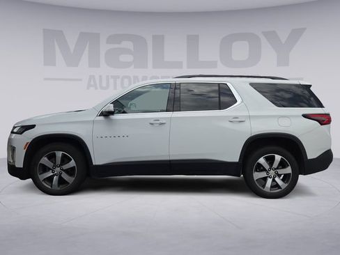 Used 2023 Chevrolet Traverse LT w/ LT Premium Package AWD/4WD image 2