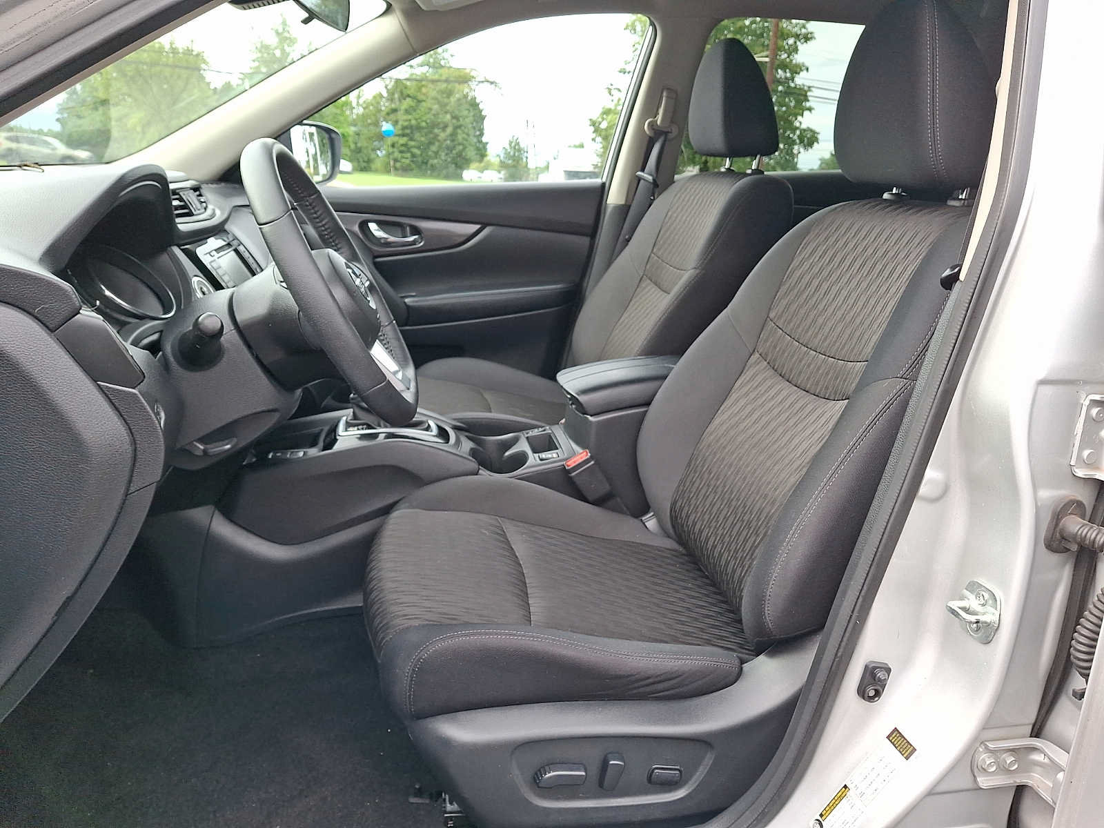 Used 2019 Nissan Rogue SV w/ Premium Package AWD/4WD image 10