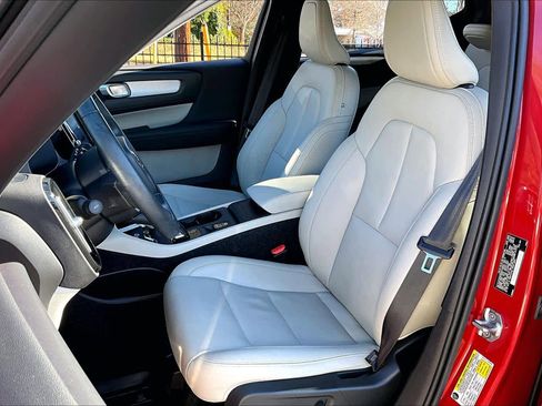 Used 2019 Volvo XC40 T4 Momentum image 7