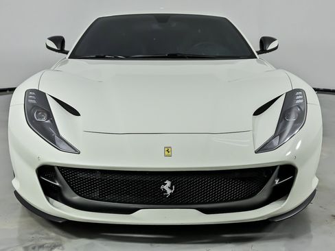 Used 2018 Ferrari 812 Superfast RWD image 5
