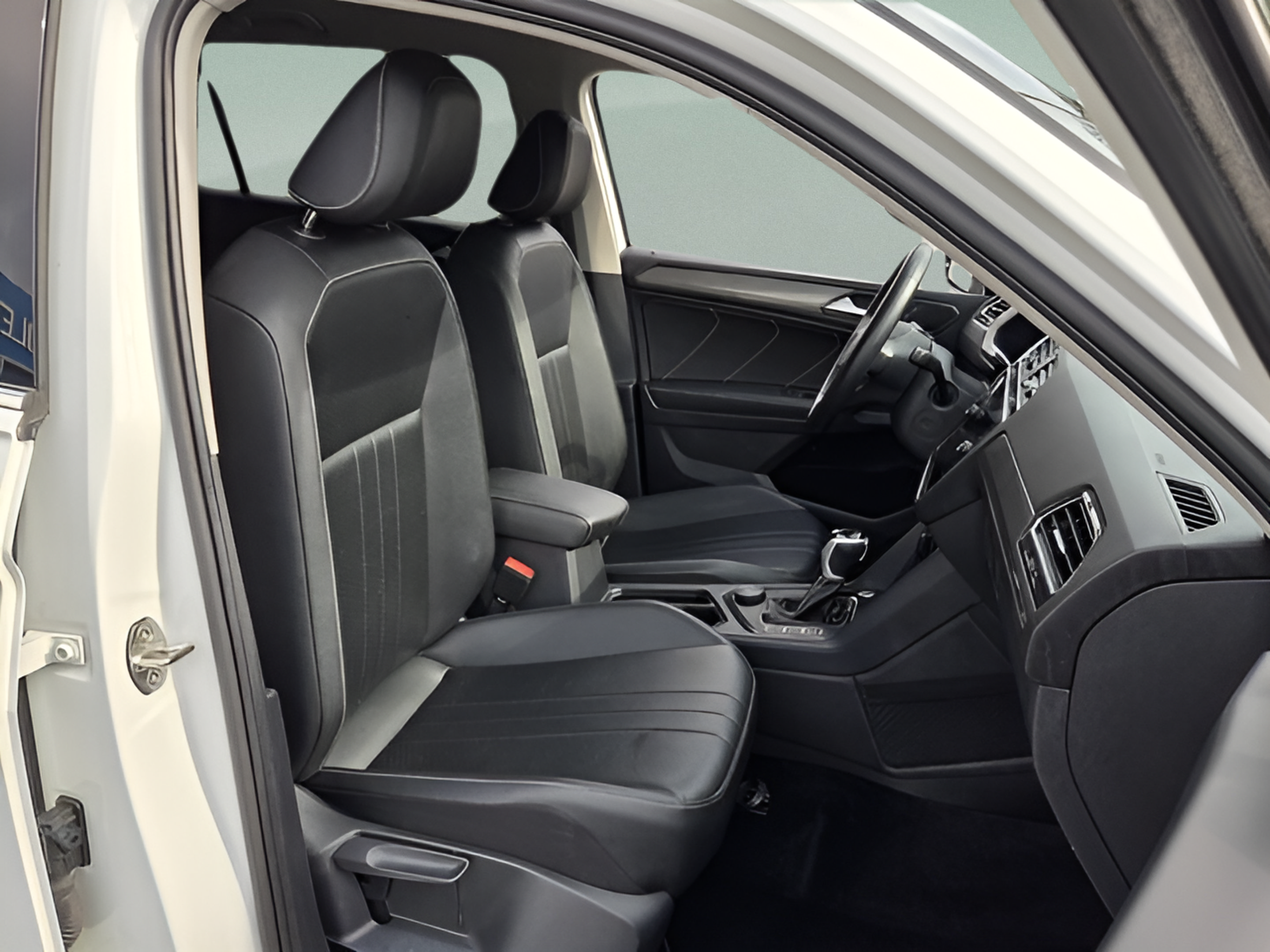 Used 2024 Volkswagen Tiguan SE AWD/4WD image 15