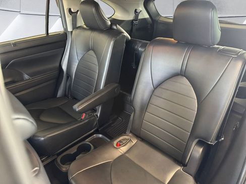 Used 2022 Toyota Highlander XLE image 18