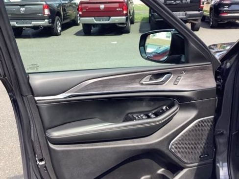 Certified 2023 Jeep Grand Cherokee Overland w/ Luxury Tech Group IV AWD/4WD image 15