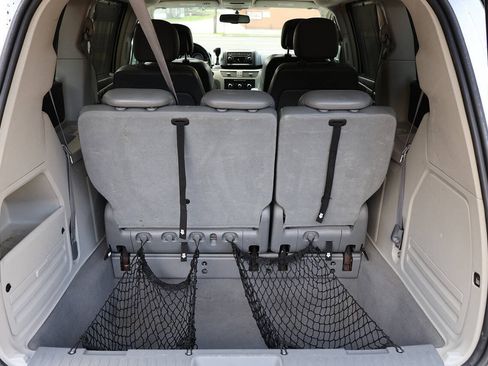 Used 2010 Volkswagen Routan SE FWD image 12