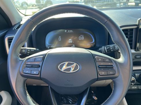 Used 2024 Hyundai Venue Limited FWD image 16