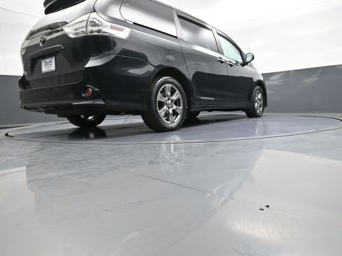Certified 2019 Toyota Sienna SE w/ SE Preferred Package AWD/4WD image 33
