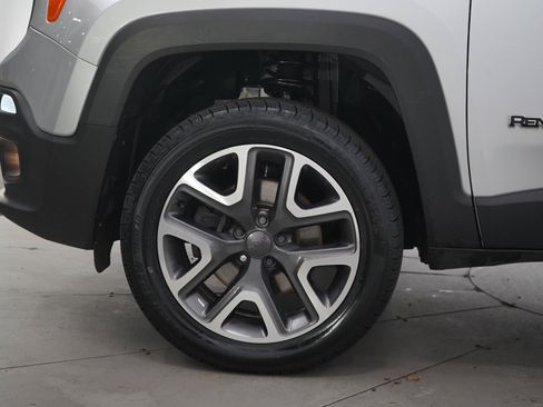 Used 2018 Jeep Renegade Latitude w/ Cold Weather Group AWD/4WD image 28