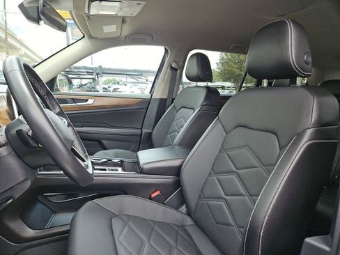 Used 2025 Volkswagen Atlas SE FWD image 16
