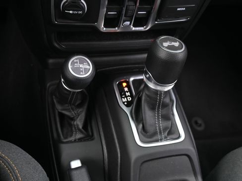 Used 2025 Jeep Wrangler Unlimited Sahara AWD/4WD image 16