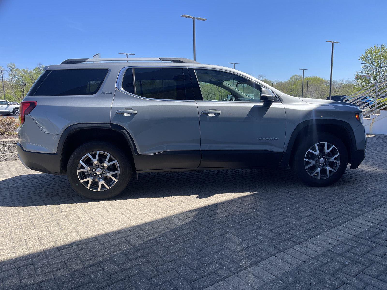 Used 2023 GMC Acadia SLE w/ Driver Convenience Package FWD image 6
