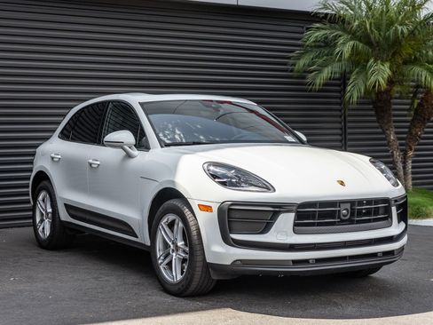 Certified 2023 Porsche Macan AWD/4WD image 6