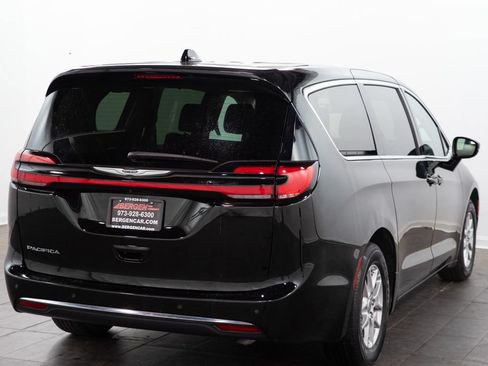 Used 2024 Chrysler Pacifica Touring-L FWD image 15