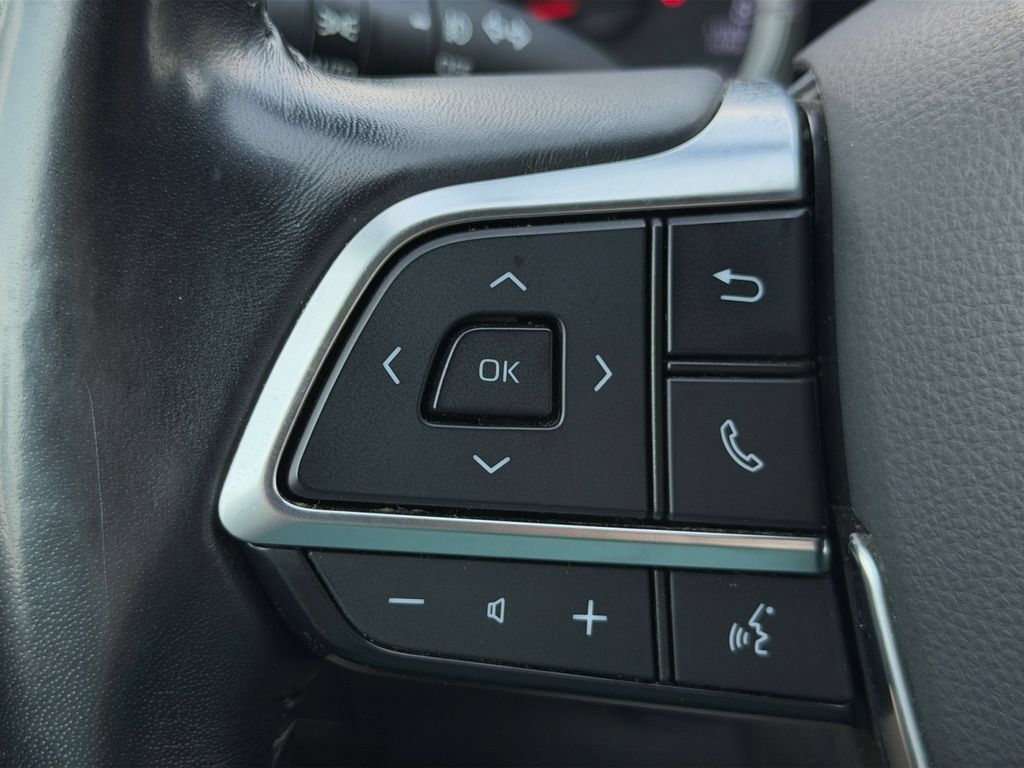 Used 2020 Toyota Highlander LE AWD/4WD image 12