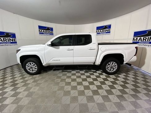 Used 2024 Toyota Tacoma SR5 w/ SR5 Upgrade Package AWD/4WD image 10