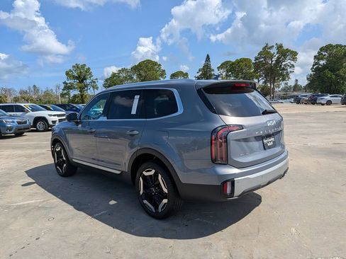 Certified 2023 Kia Telluride EX w/ EX Captain's Chair Package FWD image 6