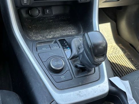 Used 2021 Toyota RAV4 XLE w/ Convenience Package image 12