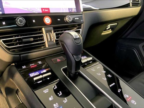Certified 2026 Porsche Macan AWD/4WD image 17