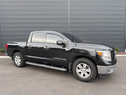 Used 2019 Nissan Titan SV image 6