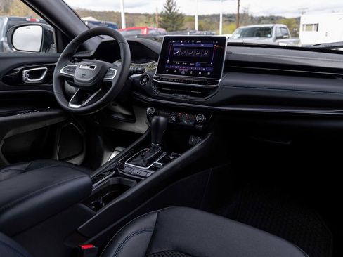 Used 2025 Jeep Compass Latitude w/ Convenience Group image 27