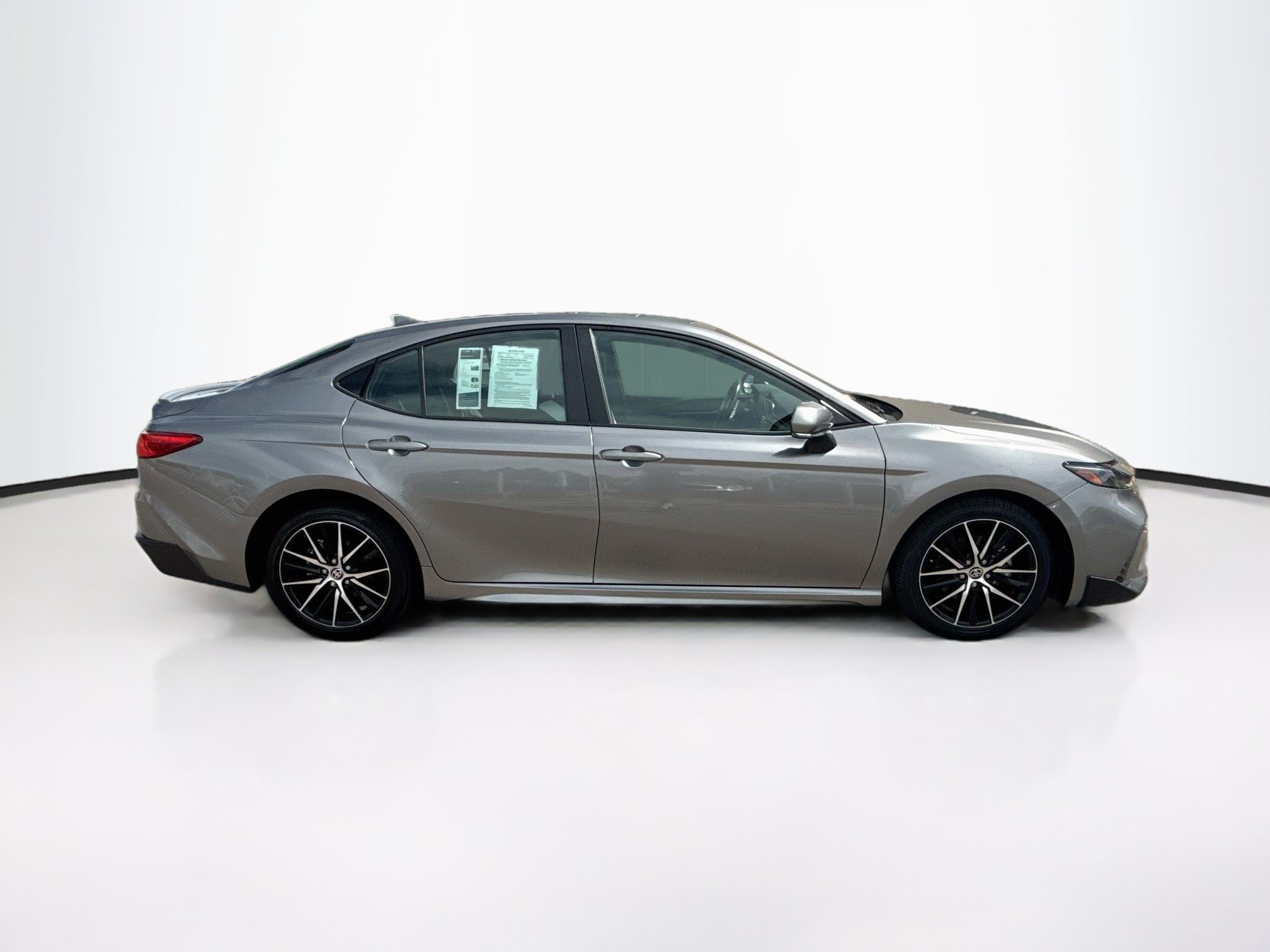 Used 2025 Toyota Camry SE FWD image 10