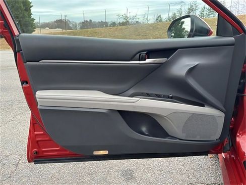 Used 2023 Toyota Camry XLE image 18