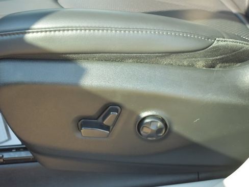 Used 2023 Chrysler Pacifica Touring-L FWD image 13
