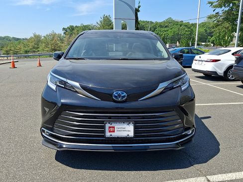 Certified 2023 Toyota Sienna Limited AWD/4WD image 2