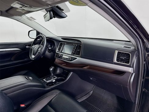 Used 2019 Toyota Highlander XLE AWD/4WD image 30