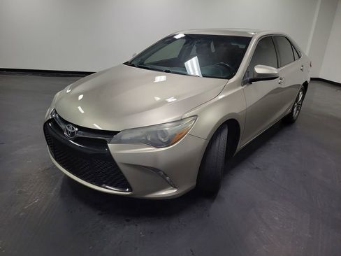 Used 2017 Toyota Camry SE w/ Moonroof Package FWD image 4