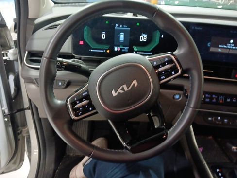 Used 2025 Kia Carnival EX FWD image 11