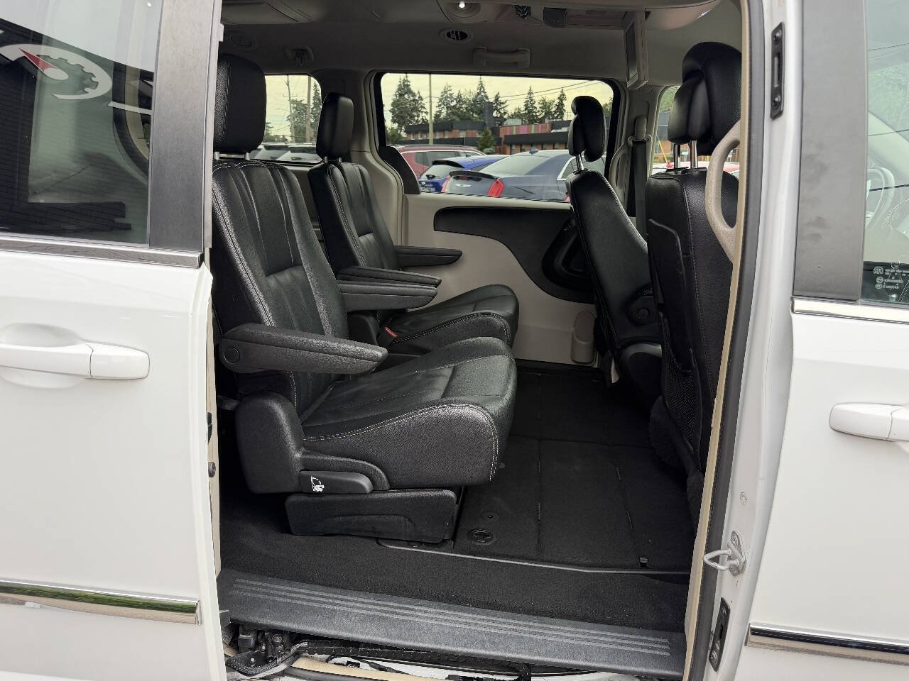Used 2016 Chrysler Town & Country Touring FWD image 17
