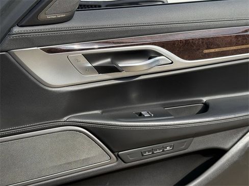 Used 2022 BMW 750i xDrive w/ M Sport Package image 31