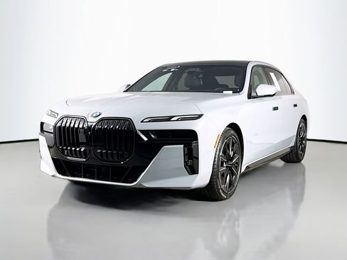 Certified 2025 BMW 740i image 3