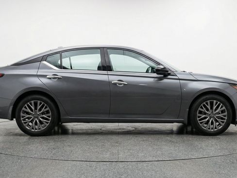Used 2025 Nissan Altima 2.5 SV FWD image 11