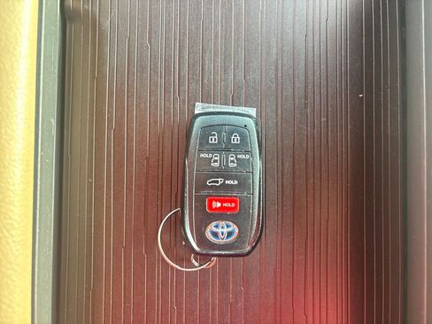 Used 2022 Toyota Sienna XLE image 26