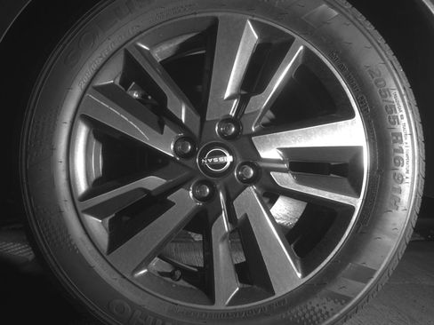 Used 2025 Nissan Versa SV FWD image 14