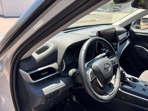 Used 2025 Toyota Highlander LE FWD image 37