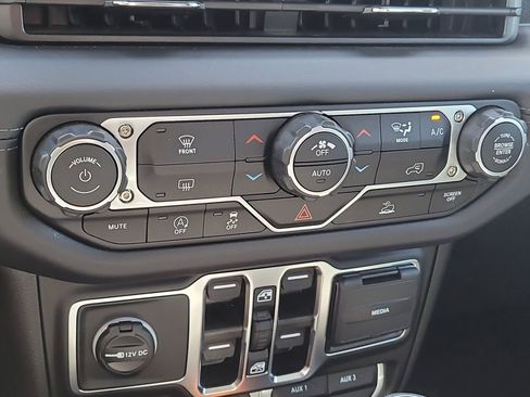 Used 2025 Jeep Gladiator Mojave AWD/4WD image 26
